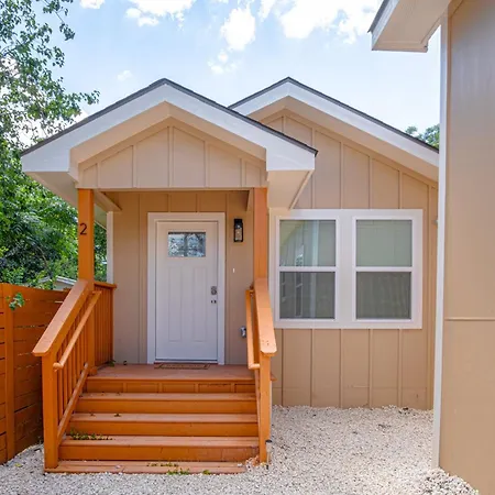 Historic Comfort 2BR1BA Guesthouse Near Riverwalk